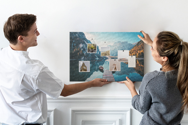 Tableau affichage liège Le paysage montagneux se reflète dans le lac