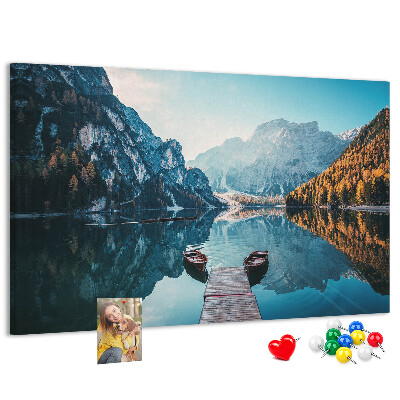 Tableau affichage liège Le paysage montagneux se reflète dans le lac
