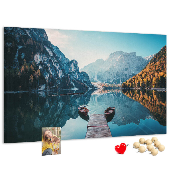 Tableau affichage liège Le paysage montagneux se reflète dans le lac