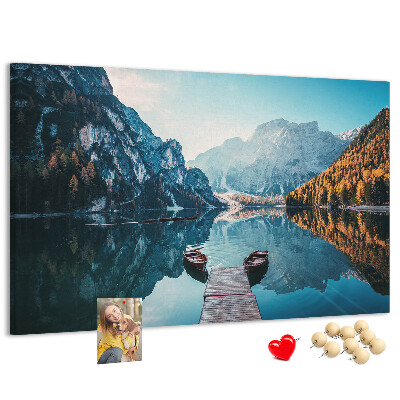 Tableau affichage liège Le paysage montagneux se reflète dans le lac