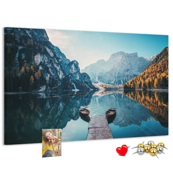 Tableau affichage liège Le paysage montagneux se reflète dans le lac