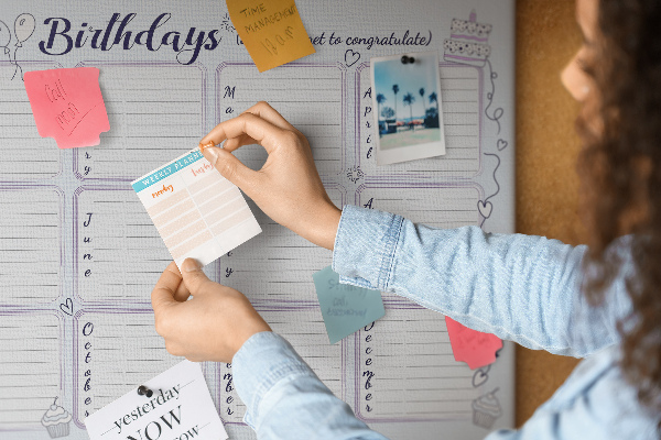 Tableau en liège Calendrier d'anniversaires avec des accents colorés