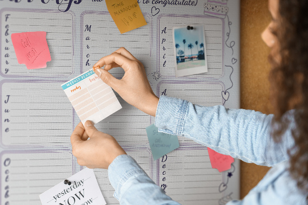 Tableau en liège Calendrier d'anniversaires avec des accents colorés