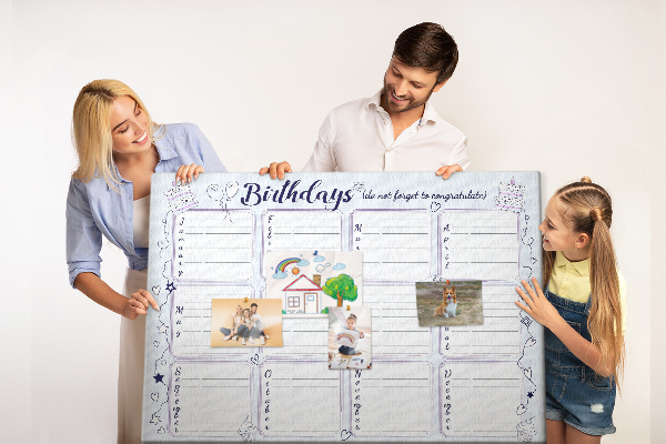 Tableau en liège Calendrier d'anniversaires avec des accents colorés
