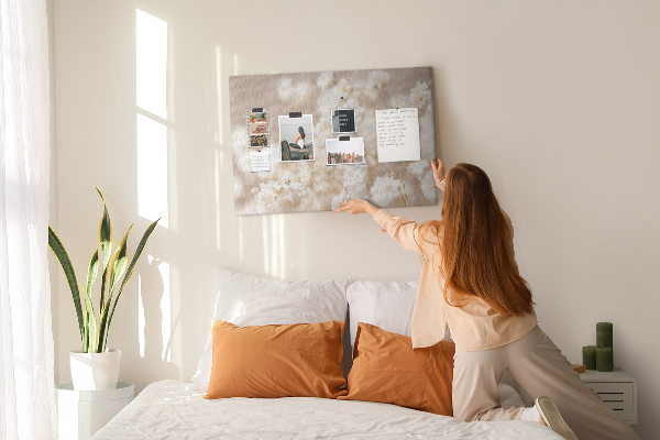 Tableau affichage liège Délicates fleurs blanches sur fond neutre