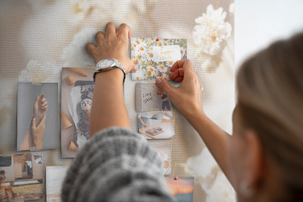 Tableau affichage liège Délicates fleurs blanches sur fond neutre