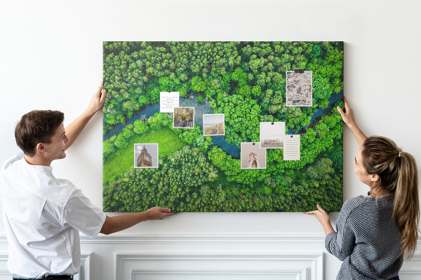 Tableau de liège Un paysage verdoyant traversé par une rivière sinueuse