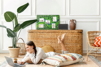 Tableau de liège Un paysage verdoyant traversé par une rivière sinueuse