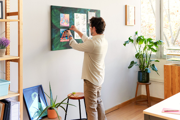 Tableau en liège Feuilles tropicales sur fond sombre