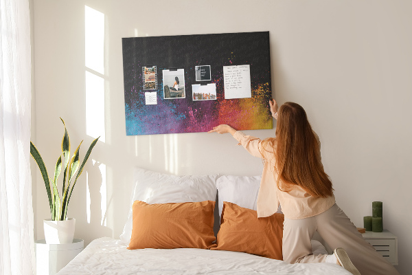 Tableau affichage liège Une explosion de couleurs sur fond noir