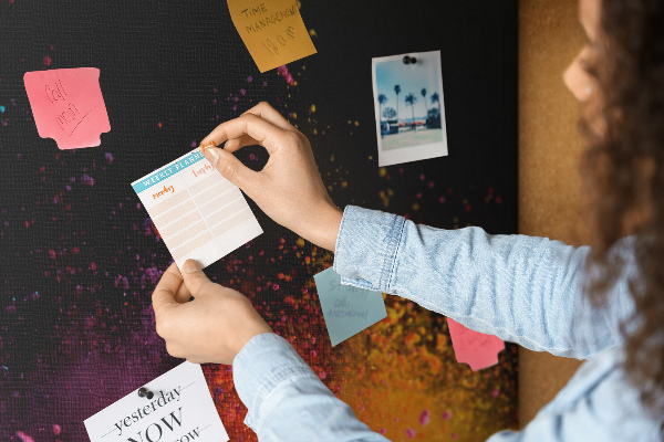 Tableau affichage liège Une explosion de couleurs sur fond noir