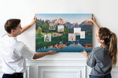 Tableau en liège Le paysage montagneux se reflète dans le lac