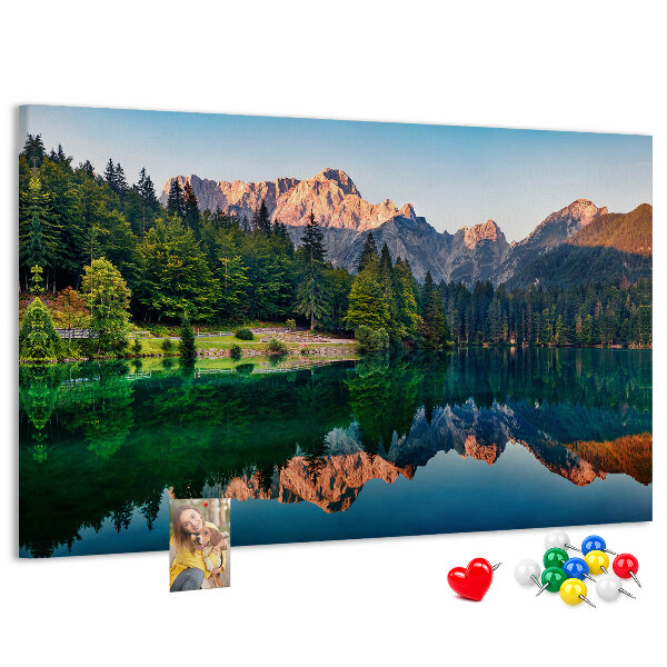 Tableau en liège Le paysage montagneux se reflète dans le lac