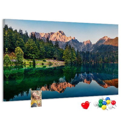Tableau en liège Le paysage montagneux se reflète dans le lac