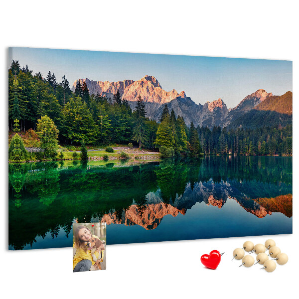 Tableau en liège Le paysage montagneux se reflète dans le lac