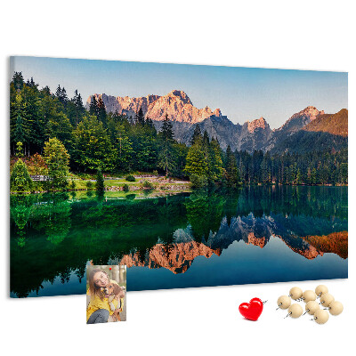 Tableau en liège Le paysage montagneux se reflète dans le lac
