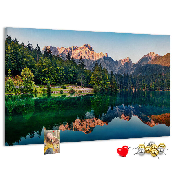 Tableau en liège Le paysage montagneux se reflète dans le lac
