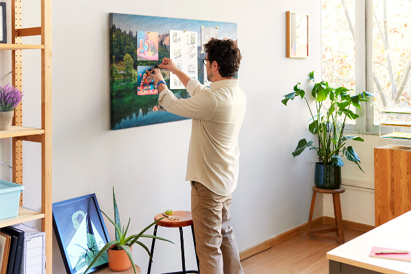 Tableau en liège Le paysage montagneux se reflète dans le lac