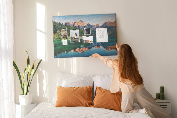 Tableau en liège Le paysage montagneux se reflète dans le lac