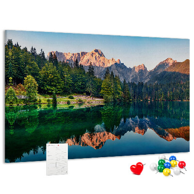 Tableau en liège Le paysage montagneux se reflète dans le lac