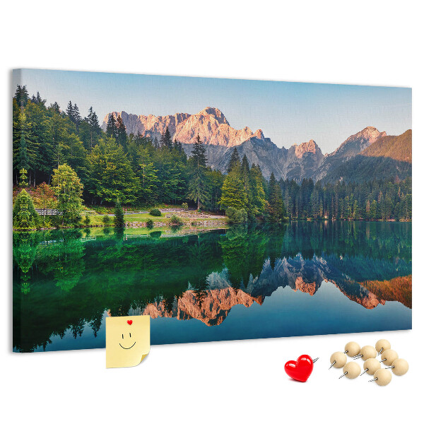 Tableau en liège Le paysage montagneux se reflète dans le lac