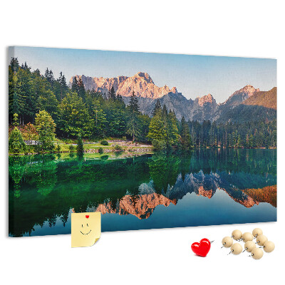 Tableau en liège Le paysage montagneux se reflète dans le lac