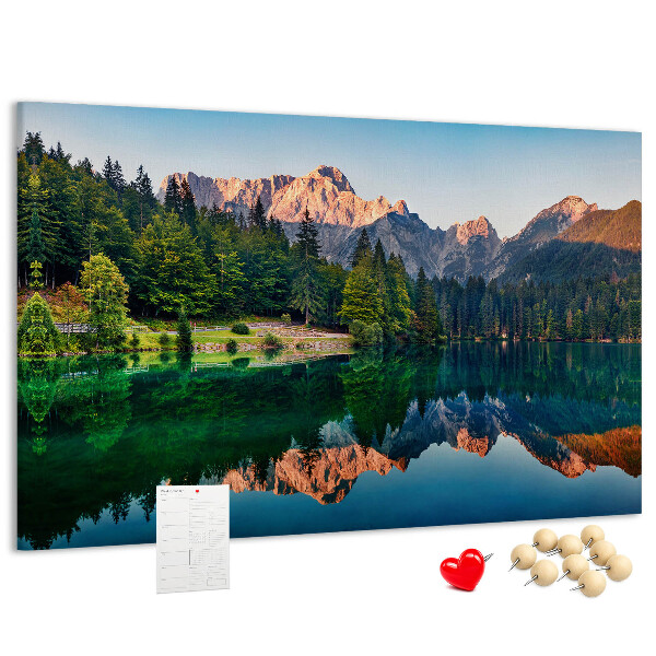 Tableau en liège Le paysage montagneux se reflète dans le lac