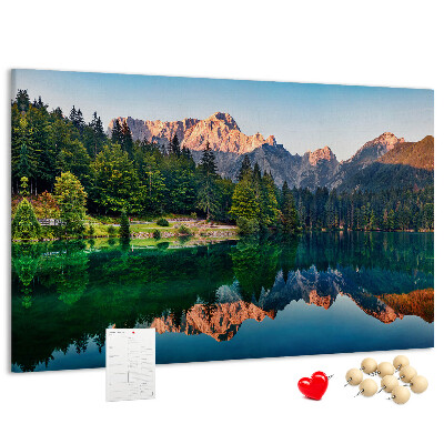 Tableau en liège Le paysage montagneux se reflète dans le lac