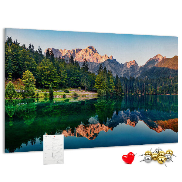 Tableau en liège Le paysage montagneux se reflète dans le lac