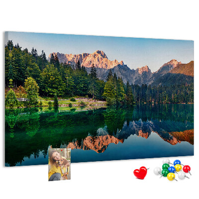 Tableau en liège Le paysage montagneux se reflète dans le lac