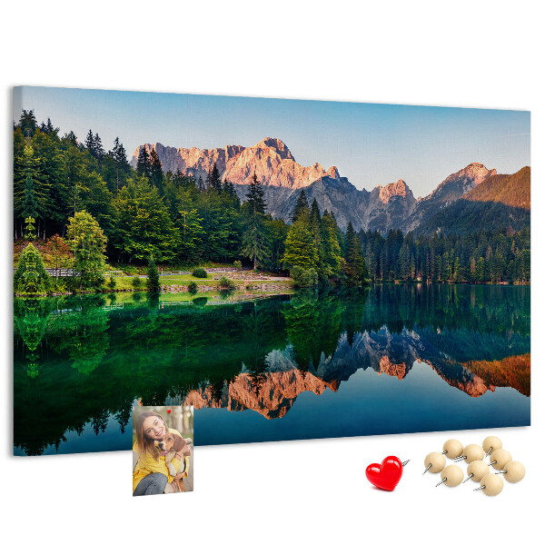 Tableau en liège Le paysage montagneux se reflète dans le lac