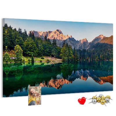 Tableau en liège Le paysage montagneux se reflète dans le lac