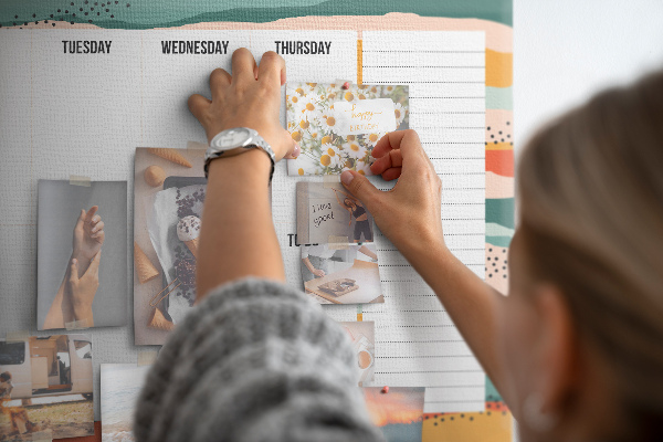 Tableau affichage liège Agenda coloré avec un planning hebdomadaire des jours
