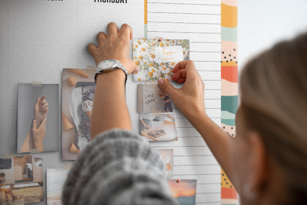 Tableau affichage liège Agenda coloré avec un planning hebdomadaire des jours