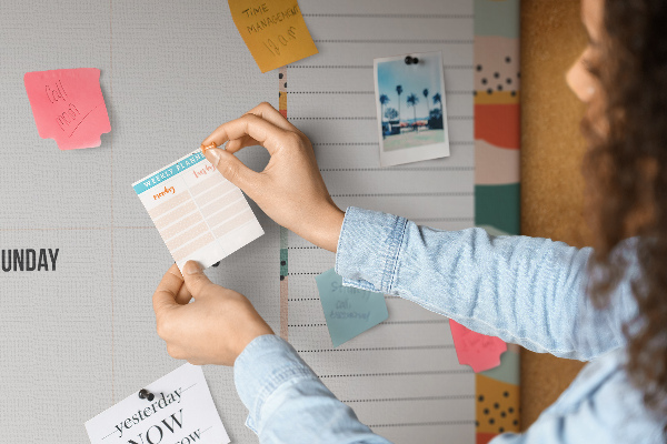 Tableau affichage liège Agenda coloré avec un planning hebdomadaire des jours