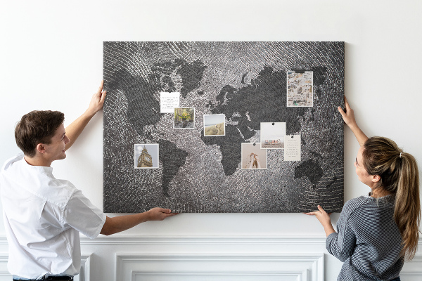 Tableau en liège Carte du monde en nuances de gris.