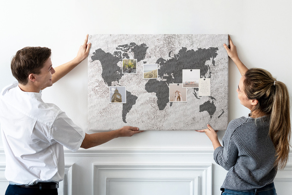 Tableau affichage liège Carte du monde élégante dans des tons de gris