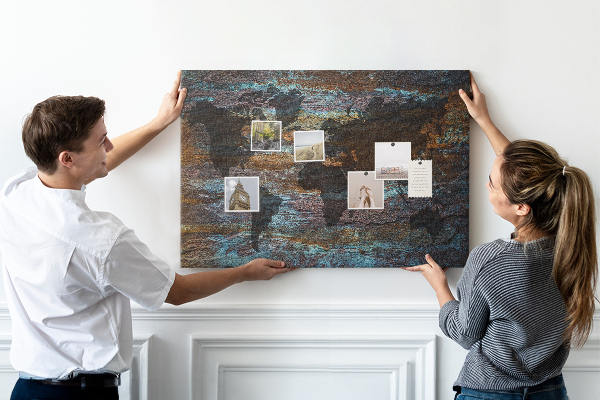 Tableau de liège Une carte du monde sur un fond rustique