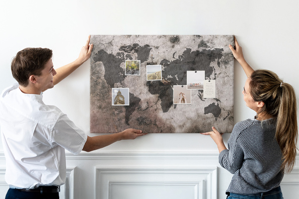 Tableau en liège Une carte du monde rouillée sur fond de béton