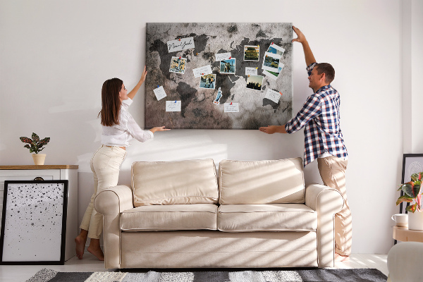 Tableau en liège Une carte du monde rouillée sur fond de béton