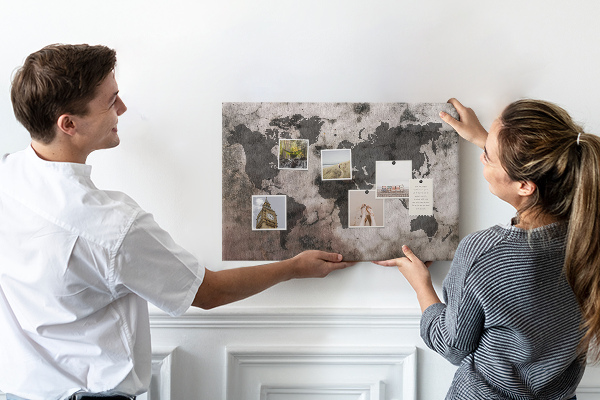 Tableau en liège Une carte du monde rouillée sur fond de béton