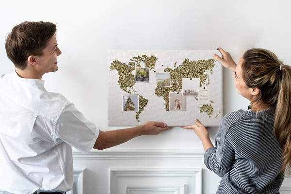 Tableau affichage liège Carte du monde dorée sur fond blanc