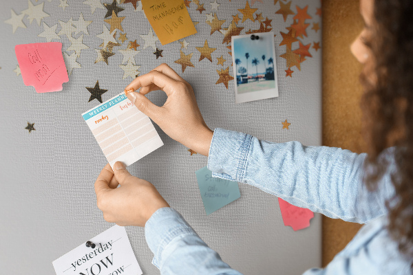 Tableau affichage liège Étoiles dorées sur fond gris