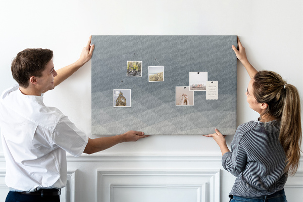Tableau affichage liège Triangles géométriques en niveaux de gris en arrière-plan