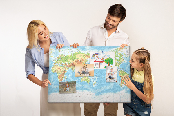 Tableau de liège Carte du monde avec les continents colorés.