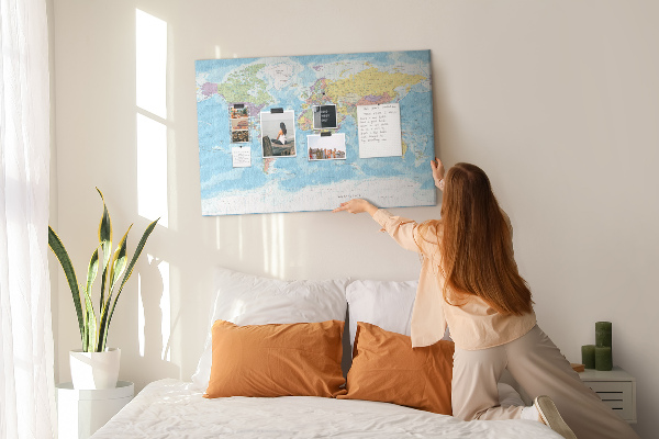 Tableau de liège Carte du monde avec les continents colorés.