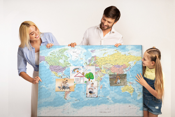 Tableau de liège Carte du monde avec les continents colorés.