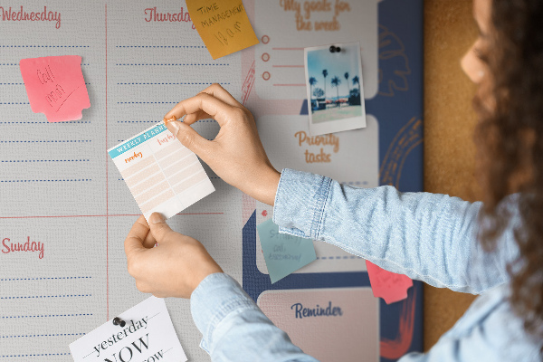Tableau en liège Un agenda hebdomadaire coloré à motif végétal