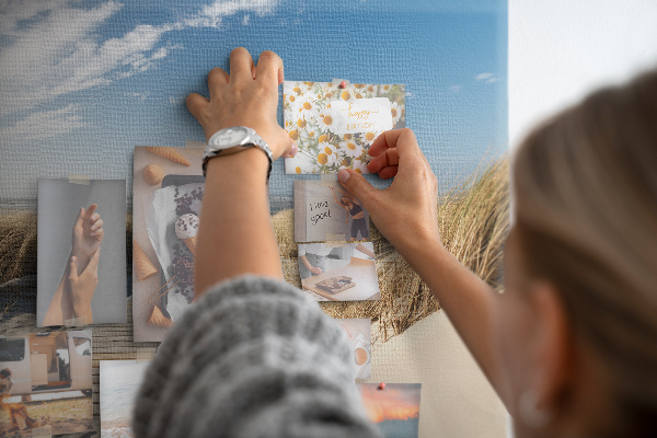 Tableau en liège Une promenade sur la plage sous le soleil d'été