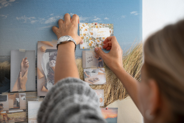 Tableau en liège Une promenade sur la plage sous le soleil d'été